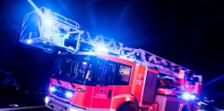 Vier Menschen bei Brand verletzt – eine Person schwer Die Feuerwehr rettete drei Menschen über eine Drehleiter. (Symbolbild)