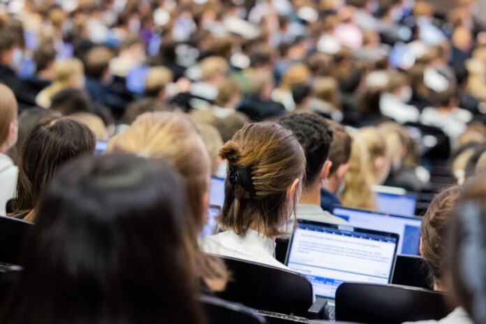 Wie man das passende Studium in NRW findet Angehende Akademiker suchen nicht nur vielversprechende Studieninhalte, sondern auch Lebensqualität. (Symbolbild)
