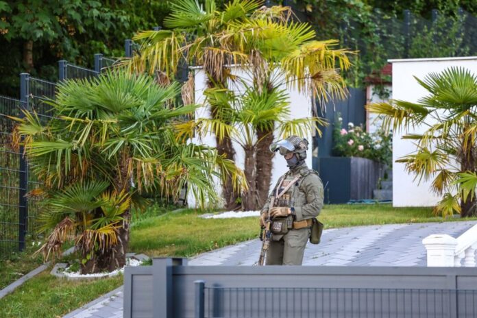 Razzia in Hagen und weiteren Orten Eine Zoll-Spezialeinheit war in einer Villa in Hagen im Einsatz.