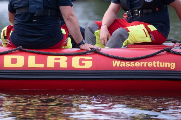 DLRG-Übung in Baden-Württemberg Der Junge wurde nach 40 Minuten leblos im Wasser gefunden. (Symbolbild)