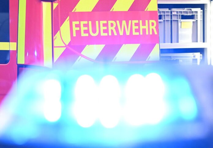 Rettungskräfte befreiten die junge Frau und brachten sie in eine Klinik. (Symbolbild)