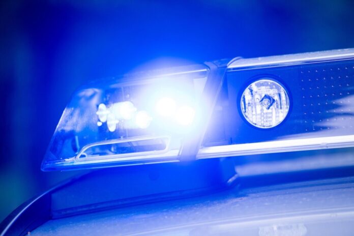 Polizei Blaulicht (Symbolbild) Unbekannte haben in Dinslaken einen Stein auf eine Scheibe eines Veranstaltungszentrums der Linkspartei geworfen. (Symbolbild)