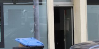 Schüsse auf Café in Kölner Südstadt – Fahndung nach Täter Am Café sind Einschusslöcher zu sehen.