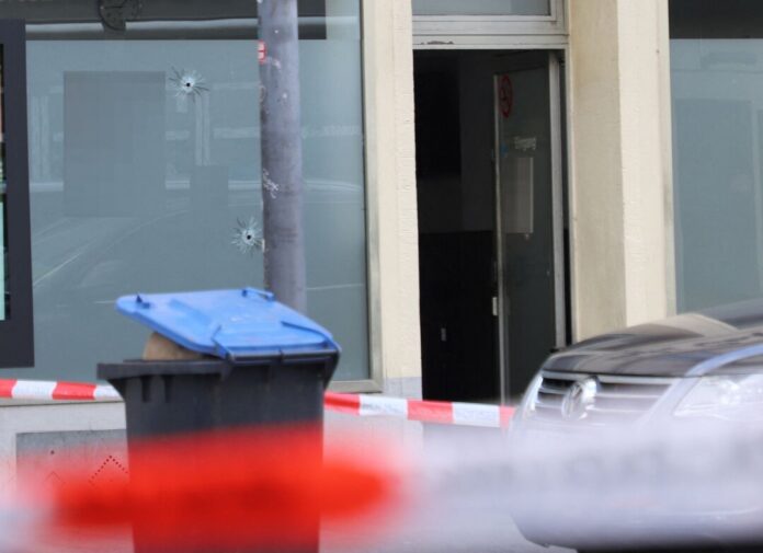Schüsse auf Café in Kölner Südstadt Am Café sind Einschusslöcher zu sehen.