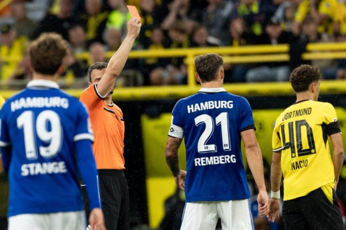 Borussia Dortmund - Hamburger SV Dortmunds Samuele Inácio sieht eine schnelle Rote Karte gegen den HSV.