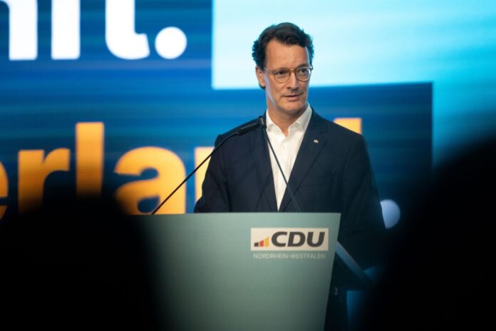 Wüst macht Wahlkampf im Osten Hendrik Wüst (CDU) bei einer Parteiveranstaltung vor den Kommunalwahlen in NRW im vergangenen Jahr (Archivfoto)