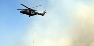 Hubschrauber der Bundeswehr im Einsatz gegen einen Waldbrand.