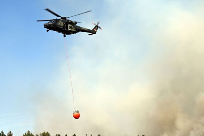 Waldbrand im Hürtgenwald Hubschrauber der Bundeswehr im Einsatz gegen einen Waldbrand.