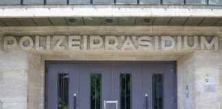 Absichtlich angefahren? Verletzte Frau am Straßenrand Das Polizeipräsidium Bochum hat unter Sachleitung der Staatsanwaltschaft Bochum eine Mordkommission eingesetzt. (Archivbild)