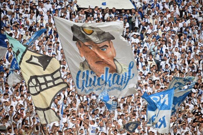 Schalke-Fans Die Schalker Fans fiebern dem Bundesligastart entgegen. (Archivbild)