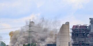 RWE sprengt Kesselhaus eines Kohlekraftwerks Kesselhaus des Kohlekraftwerks in Voerde gesprengt.