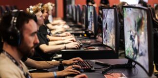 Preise für Gaming-Hardware steigen wegen Chip-Knappheit Einmal zur Probe spielen, bitte: Gamescom-Besucher im Jahr 2025. Auch dieses Jahr dürfte es voll werden bei dem Gamingevent. (Archivbild)