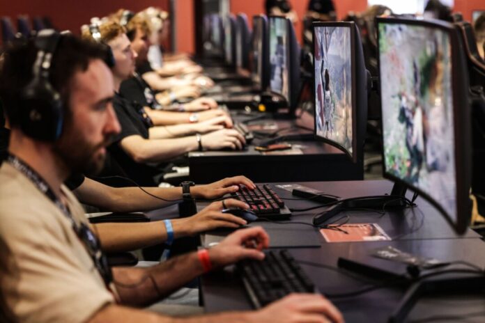 Gamescom Einmal zur Probe spielen, bitte: Gamescom-Besucher im Jahr 2025. Auch dieses Jahr dürfte es voll werden bei dem Gamingevent. (Archivbild)