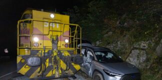 Güterzug prallt gegen Auto – Fahrer befreit sich selbst Glück im Unglück: Der Fahrer konnte sich nach dem Zusammenstoß an einem Bahnübergang selbst befreien. Er kam trotzdem in ein Krankenhaus.
