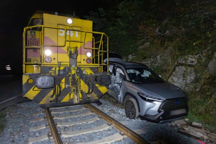 Güterzug prallt gegen Auto Glück im Unglück: Der Fahrer konnte sich nach dem Zusammenstoß an einem Bahnübergang selbst befreien. Er kam trotzdem in ein Krankenhaus.