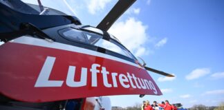 Auto kracht gegen Baum – Fahrer lebensgefährlich verletzt Per Hubschrauber wurde der 20-Jährige in eine Klinik geflogen. (Symbolbild)