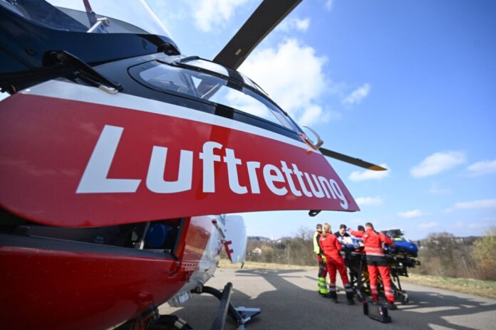 Rettungshubschrauber Deutsche Luftrettung DRF Per Hubschrauber wurde der 20-Jährige in eine Klinik geflogen. (Symbolbild)