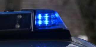 Autodiebe flüchten mit Besitzerin auf Motorhaube Räuberischer Autodiebstahl im Düsseldorfer Medienhafen. (Symbolfoto)