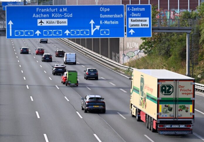 Sonntagsfahrverbot für Lkw in Nordrhein-Westfalen gelockert Die Ausnahmeregelung gilt in NRW zunächst bis zum 31. August.