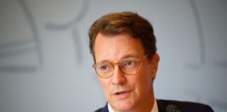 Wüst fordert Geschlossenheit der CDU vor Wahlen NRW-Regierungschef Hendrik Wüst (CDU) stärkt Kanzler Merz den Rücken.