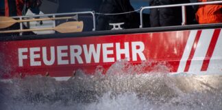 Mann in See in Not – Teenager werden Lebensretter Auch ein Feuerwehrboot war bei der Rettungsaktion im Einsatz (Symbolbild)