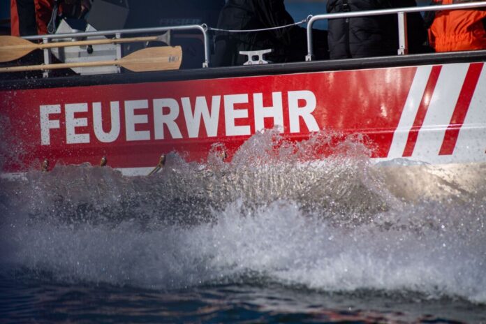 Feuerwehrboot Auch ein Feuerwehrboot war bei der Rettungsaktion im Einsatz (Symbolbild)