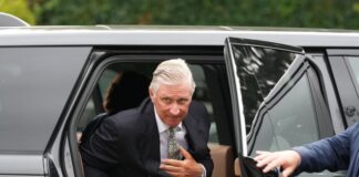 Belgiens König besucht Brandregion nahe deutscher Grenze Der belgische König Philippe trifft am Krisenzentrum ein.