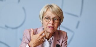 NRW-Ministerin Feller will Spahns Bezirksvorsitz übernehmen Nordrhein-Westfalens Schulministerin Dorothee Feller (CDU) will in ihrer Partei mehr Verantwortung übernehmen.