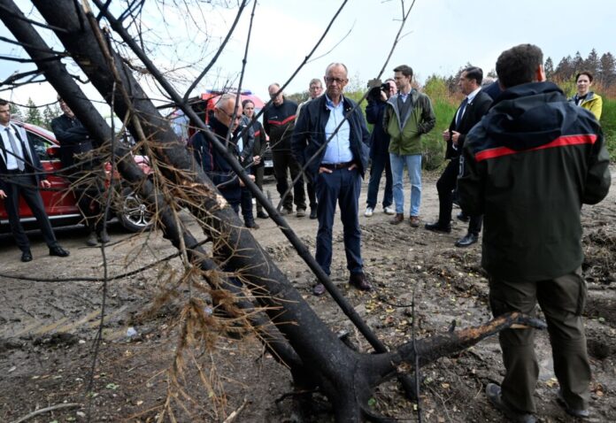 Bundeskanzler Merz besucht Waldbrandgebiet in Hürtgenwald Für Bundeskanzler Merz ist der Waldbrand in Hürtgenwald eine Folge des Klimawandels.