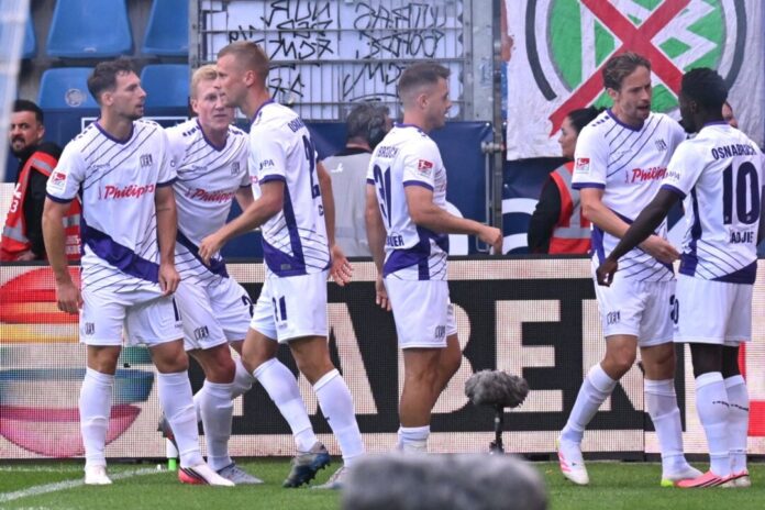 VfL Bochum - VfL Osnabrück Die Osnabrücker bejubeln den 1:0-Führungstreffer durch Ismail Badjie (ganz rechts).