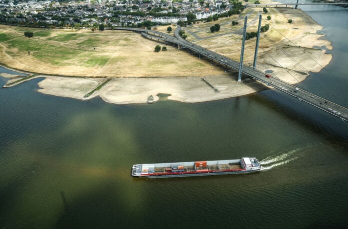 Niedrigwasser am Rhein in Düsseldorf Die Pegelstände in NRW sind auf neue Rekord-Tiefstwerte gesunken.