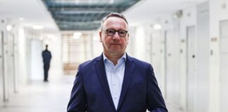 Limbach bei JVA-Besuch: «Der Strafvollzug ist sicher» Diensthunde sollen verbotene Gegenstände aufspüren, sagt Limbach.