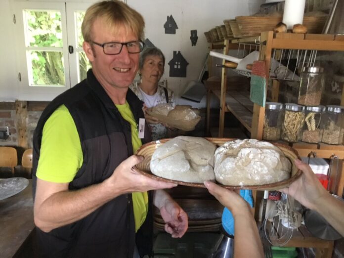 Zum Brotbacken im alten Backhaus Schink laden die Erkrather Grünen ein. Foto: Grüne OV Erkrath Zum Brotbacken im alten Backhaus Schink laden die Erkrather Grünen ein. Foto: Grüne OV Erkrath