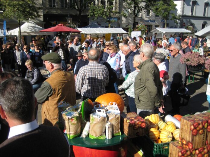 Bei gutem Wetter zieht es viele Menschen auf den Bauernmarkt in die Ratinger City. Foto: privat Bei gutem Wetter zieht es viele Menschen auf den Bauernmarkt in die Ratinger City. Foto: privat