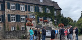 Großes Interesse an Ratingens Schlössern und Burgen Mit großem Interesse vernahmen die Besucherinnen und Besuche Geschichten von Schloss Linnep in Breitscheid. Foto: Stadt Ratingen