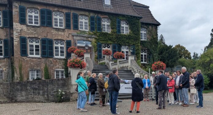 2026-08-30Schloss Linnep Mit großem Interesse vernahmen die Besucherinnen und Besuche Geschichten von Schloss Linnep in Breitscheid. Foto: Stadt Ratingen