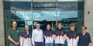 Bürgermeister gratuliert erfolgreichem TV-Schwimmnachwuchs Gute Laune beim Empfang im Rathaus (v.l.n.r.): Ralf Kastner, Fachbereichsleiter Schwimmen beim TV Ratingen, Christian Kowalis, Trainer der zweiten Wettkampfsmannschaft, Bürgermeister Patrick Anders, Charlotte Drenker, Anna Forsbach, Titus Ditgen und Sportdezernentin Sabine Klocke. Foto: Stadt Ratingen