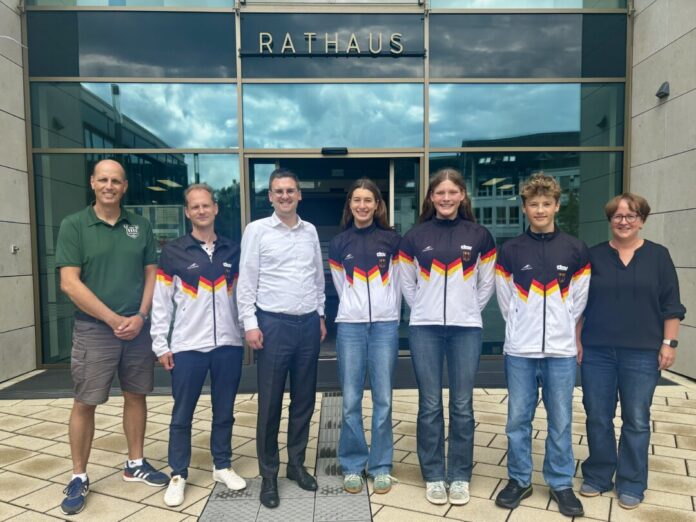 2026-09-02TV Ratingen_ Schwimmer Gute Laune beim Empfang im Rathaus (v.l.n.r.): Ralf Kastner, Fachbereichsleiter Schwimmen beim TV Ratingen, Christian Kowalis, Trainer der zweiten Wettkampfsmannschaft, Bürgermeister Patrick Anders, Charlotte Drenker, Anna Forsbach, Titus Ditgen und Sportdezernentin Sabine Klocke. Foto: Stadt Ratingen