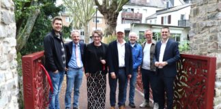 Neue Jubiläumsbrücke in Ratingen feierlich eingeweiht Freuen sich über die Fertigstellung der Jubiläumsbrücke (v.l.n.r.): Lukas Lühn von der Stahlbaufirma Schmees & Lühn, Projektleiter Marcus Müller vom städtischen Tiefbauamt, Technische Beigeordnete Petra Cremer, Laurent Ney, Chef des planenden Ingenieurbüros Ney & Partners aus Brüssel, Jürgen Scholze, Abteilungsleiter im Tiefbauamt, der Künstler Thomas Heinz und Bürgermeister Patrick Anders. Foto: Stadt Ratingen