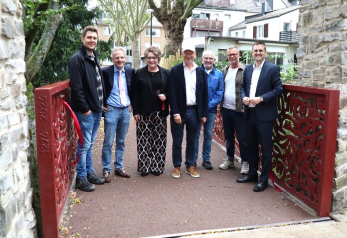 2026-09-04Jubiläumsbrücke Gruppe Einweihung Freuen sich über die Fertigstellung der Jubiläumsbrücke (v.l.n.r.): Lukas Lühn von der Stahlbaufirma Schmees & Lühn, Projektleiter Marcus Müller vom städtischen Tiefbauamt, Technische Beigeordnete Petra Cremer, Laurent Ney, Chef des planenden Ingenieurbüros Ney & Partners aus Brüssel, Jürgen Scholze, Abteilungsleiter im Tiefbauamt, der Künstler Thomas Heinz und Bürgermeister Patrick Anders. Foto: Stadt Ratingen