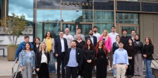 29 neue Auszubildende bei der Stadt Ratingen Gruppenbild vor dem Frühstück: Bürgermeister Patrick Anders (6.v.l.) sowie Vertreterinnen und Vertreter der Belegschaft begrüßten die neuen Auszubildenden bei der Stadt Ratingen. Foto: Stadt Ratingen
