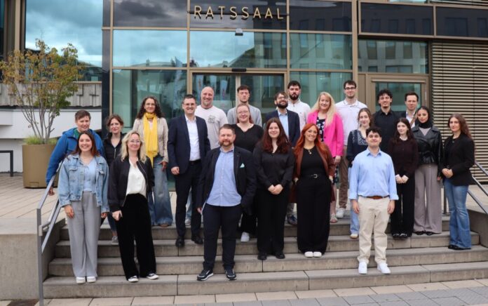 Gruppenbild vor dem Frühstück: Bürgermeister Patrick Anders (6.v.l.) sowie Vertreterinnen und Vertreter der Belegschaft begrüßten die neuen Auszubildenden bei der Stadt Ratingen. Foto: Stadt Ratingen Gruppenbild vor dem Frühstück: Bürgermeister Patrick Anders (6.v.l.) sowie Vertreterinnen und Vertreter der Belegschaft begrüßten die neuen Auszubildenden bei der Stadt Ratingen. Foto: Stadt Ratingen