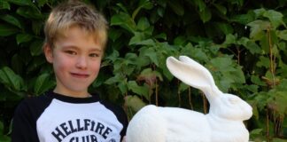 Häschen-Malwettbewerb: Die Gewinner stehen fest Der zehnjährige Nico von Adenau hat den weißen Dürer-Hasen von Ottmar Hörl gewonnen. Foto: Stadt Ratingen