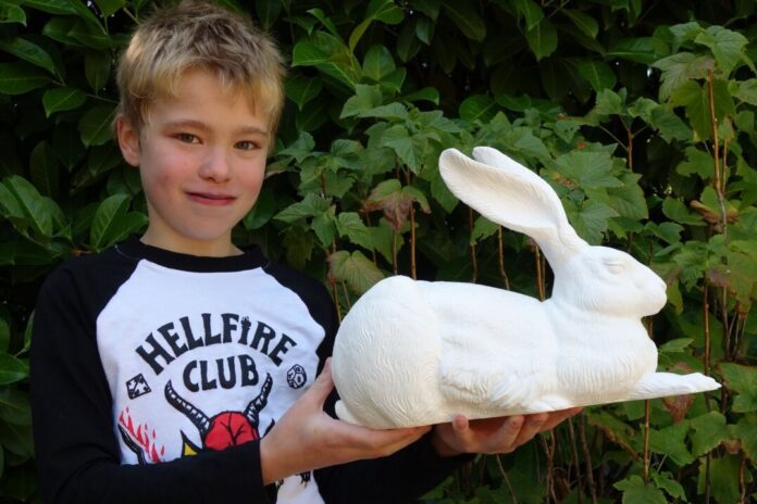 2026-09-08-Gewinner Malwettbewerb Der zehnjährige Nico von Adenau hat den weißen Dürer-Hasen von Ottmar Hörl gewonnen. Foto: Stadt Ratingen