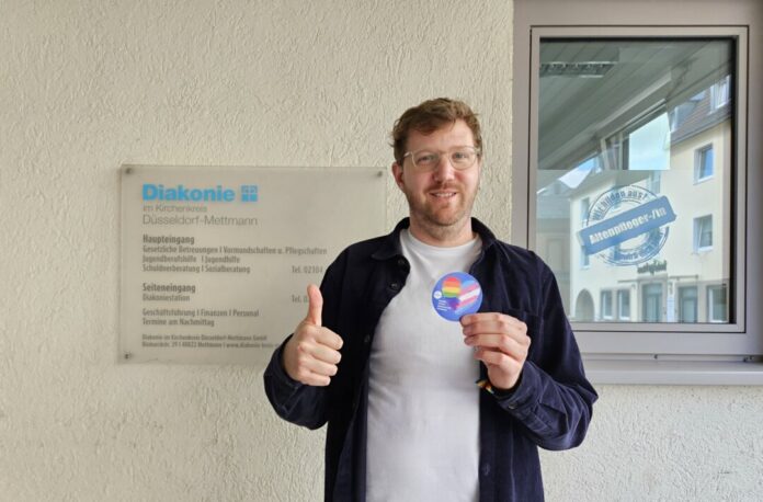 Moritz Klees zeigt einen der Regenbogen-Herz-Sticker. Foto: Diakonie Moritz Klees zeigt einen der Regenbogen-Herz-Sticker. Foto: Diakonie