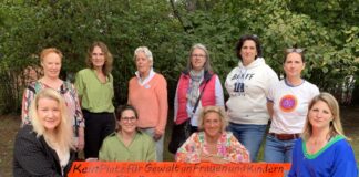 Kein Platz für Gewalt an Frauen und Kindern Beziehen gemeinsam klar Stellung gegen Gewalt an Frauen und Kindern (vorne, von links): Gleichstellungsbeauftragte Nadine Mauch, Angela Böhler (SkF), Manuela Höbler (SPD), Irma Schweiger (Bündnis90/Die Grünen) sowie (hintere Reihe von links) die stellvertretende Gleichstellungsbeauftragte Charlotte Fischer-Simon, Dilett Ferber und Eva Schulte (beide Omas gegen Rechts), Ernährungsberaterin Susanne Möpert, Mitinitiatorin Antje Buch und Maisha Morgenroth (Bündnis 90/Die Grünen). Foto: Stadt Ratingen