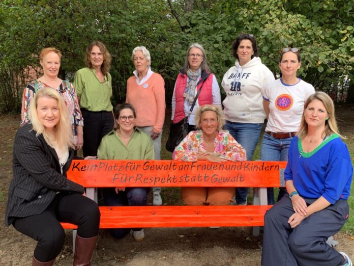 Beziehen gemeinsam klar Stellung gegen Gewalt an Frauen und Kindern (vorne, von links): Gleichstellungsbeauftragte Nadine Mauch, Angela Böhler (SkF), Manuela Höbler (SPD), Irma Schweiger (Bündnis90/Die Grünen) sowie (hintere Reihe von links) die stellvertretende Gleichstellungsbeauftragte Charlotte Fischer-Simon, Dilett Ferber und Eva Schulte (beide Omas gegen Rechts), Ernährungsberaterin Susanne Möpert, Mitinitiatorin Antje Buch und Maisha Morgenroth (Bündnis 90/Die Grünen). Foto: Stadt Ratingen Beziehen gemeinsam klar Stellung gegen Gewalt an Frauen und Kindern (vorne, von links): Gleichstellungsbeauftragte Nadine Mauch, Angela Böhler (SkF), Manuela Höbler (SPD), Irma Schweiger (Bündnis90/Die Grünen) sowie (hintere Reihe von links) die stellvertretende Gleichstellungsbeauftragte Charlotte Fischer-Simon, Dilett Ferber und Eva Schulte (beide Omas gegen Rechts), Ernährungsberaterin Susanne Möpert, Mitinitiatorin Antje Buch und Maisha Morgenroth (Bündnis 90/Die Grünen). Foto: Stadt Ratingen