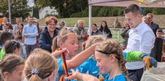 Grimm-Schule und Claudius-Schule holen die Wanderpokale Bürgermeister Patrick Anders und Sportdezernentin Sabine Klocke überreichten bei der Siegerehrung die Wanderpokale an die Gewinnerteams. Foto: Stadt Ratingen