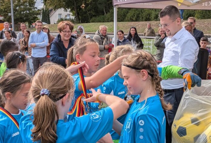 2026-09-17-Siegerehrung Mädchenteam Matthias-Claudius-Schule Bürgermeister Patrick Anders und Sportdezernentin Sabine Klocke überreichten bei der Siegerehrung die Wanderpokale an die Gewinnerteams. Foto: Stadt Ratingen