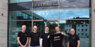 Es gibt jetzt T-Shirts für den Westbahnlauf Freuen sich über die Westbahnlauf-T-Shirts: Thomas Frühbuss, André Tünkers (beide InWest), Bürgermeister Patrick Anders, Julian Straßburger, Geschäftsführer bei Amand, und Jürgen Erbach von IPEM. Foto: Stadt Ratingen